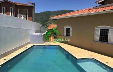 Imagem: A casa possui 3 Dormitórios, 2 Banheiros, 4 Vagas na garagem