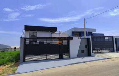 Imagem: A casa possui 3 Dormitórios, 2 Banheiros, 2 Vagas na garagem