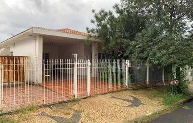 Imagem: A casa possui 3 Dormitórios, 3 Banheiros, 5 Vagas na garagem