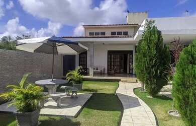 Imagem: A casa possui 4 Dormitórios, 3 Banheiros, 3 Vagas na garagem