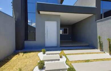 Imagem: A casa possui 3 Dormitórios, 1 Banheiro, 2 Vagas na garagem