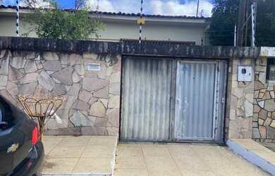 Imagem: A casa possui 3 Dormitórios, 2 Banheiros, 2 Vagas na garagem