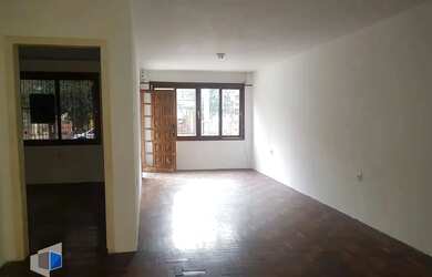 Imagem: A casa possui 3 Dormitórios, 1 Banheiro, 2 Vagas na garagem