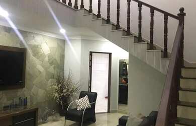 Imagem: A casa possui 3 Dormitórios, 3 Banheiros, 2 Vagas na garagem