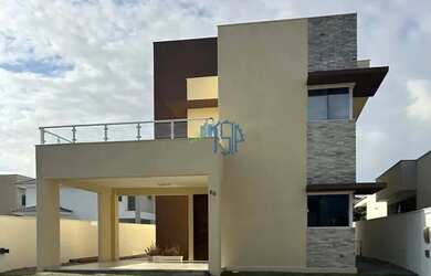 Imagem: A casa possui 4 Dormitórios, 1 Banheiro, 2 Vagas na garagem