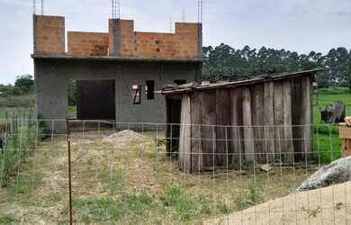 Imagem: A casa possui 3 Dormitórios, 2 Banheiros e 4 Vagas na garagem