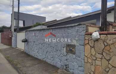 Imagem: A casa possui 2 Dormitórios, 1 Banheiro, 3 Vagas na garagem