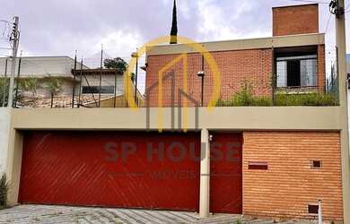 Imagem: A casa possui 4 Dormitórios, 5 Banheiros, 3 Vagas na garagem