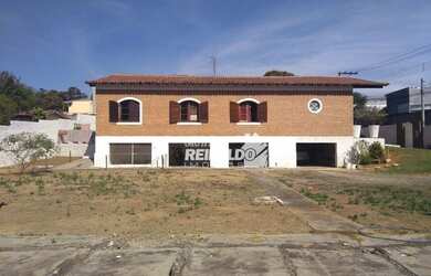 Imagem: A casa possui 3 Dormitórios, 2 Banheiros, 4 Vagas na garagem