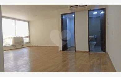 Imagem: O depósito possui 2 Vagas na garagem e 108m² de Área e está