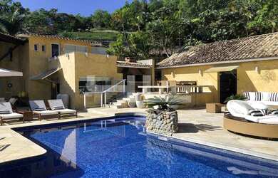 Imagem: A casa em condomínio possui 5 Dormitórios, 5 Banheiros, 5