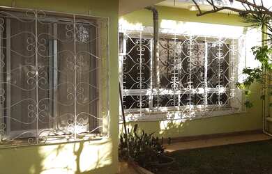 Imagem: A casa possui 3 Dormitórios, 3 Banheiros, 2 Vagas na garagem