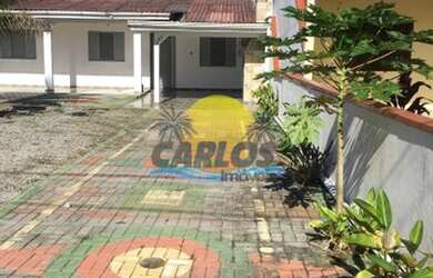 Imagem: A casa possui 3 Dormitórios, 2 Banheiros, 4 Vagas na garagem