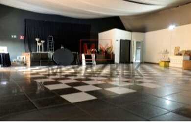 Imagem: O depósito possui 1 Vaga na garagem, 398m² de Área e está