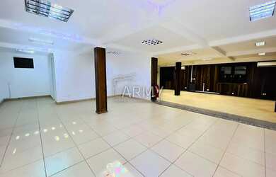 Imagem: A casa possui 3 Dormitórios, 5 Banheiros, 5 Vagas na garagem