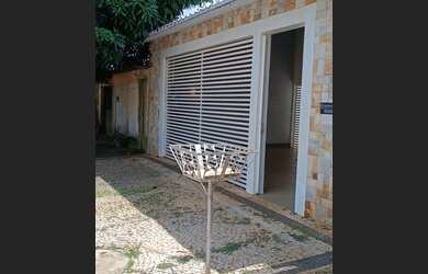 Imagem: A casa possui 3 Dormitórios, 2 Banheiros, 3 Vagas na garagem