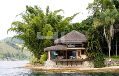 Imagem: A casa possui 5 Dormitórios, 5 Banheiros, 2000m² de Área