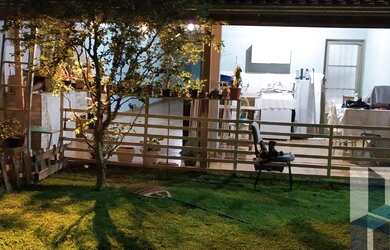 Imagem: A casa possui 3 Dormitórios, 1 Banheiro, 5 Vagas na garagem