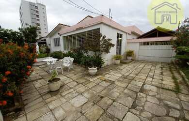 Imagem: A casa possui 4 Dormitórios, 1 Banheiro, 4 Vagas na garagem