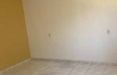 Imagem: A casa possui 2 Dormitórios, 2 Banheiros, 1 Vaga na garagem