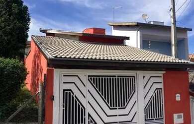 Imagem: A casa possui 2 Dormitórios, 2 Banheiros, 2 Vagas na garagem