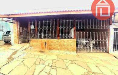 Imagem: A casa possui 3 Dormitórios, 1 Banheiro, 2 Vagas na garagem