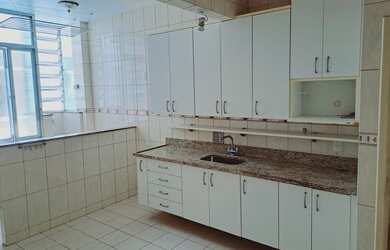 Imagem: O apartamento possui 3 Dormitórios, 1 Banheiro, 1 Vaga na garagem