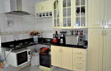 Imagem: A casa em condomínio possui 3 Dormitórios, 2 Banheiros, 3