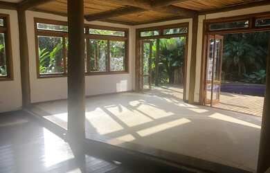 Imagem: A casa possui 5 Dormitórios, 5 Banheiros, 4 Vagas na garagem