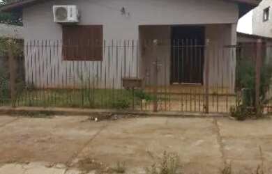Imagem: A casa possui 2 Dormitórios, 1 Banheiro, 1 Vaga na garagem