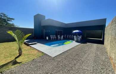 Imagem: A casa possui 2 Dormitórios, 1 Banheiro, 5 Vagas na garagem