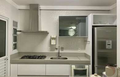 Imagem: O apartamento possui 3 Dormitórios, 1 Banheiro, 2 Vagas na