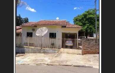 Imagem: A casa possui 2 Dormitórios, 1 Banheiro, 1 Vaga na garagem