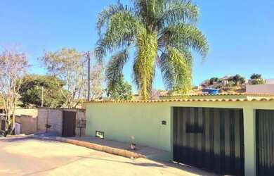 Imagem: A casa possui 3 Dormitórios, 2 Banheiros, 2 Vagas na garagem