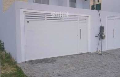 Imagem: A casa possui 3 Dormitórios, 1 Banheiro, 2 Vagas na garagem