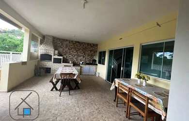 Imagem: A casa possui 3 Dormitórios, 3 Banheiros, 2 Vagas na garagem