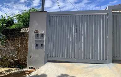 Imagem: A casa possui 1 Dormitório, 1 Banheiro, 1 Vaga na garagem