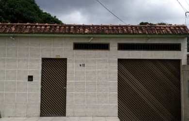 Imagem: A casa possui 2 Dormitórios, 2 Banheiros, 2 Vagas na garagem