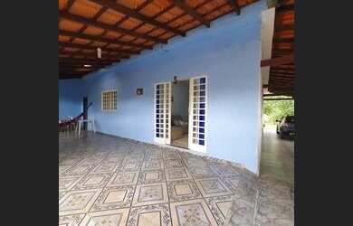 Imagem: A casa possui 3 Dormitórios, 1 Banheiro, 2 Vagas na garagem