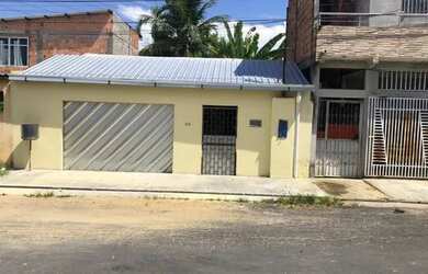 Imagem: A casa possui 2 Dormitórios, 3 Banheiros, 1 Vaga na garagem