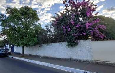 Imagem: A casa possui 4 Dormitórios, 2 Banheiros, 5 Vagas na garagem