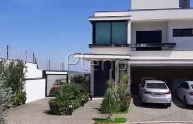 Imagem: A casa possui 3 Dormitórios, 3 Banheiros, 5 Vagas na garagem