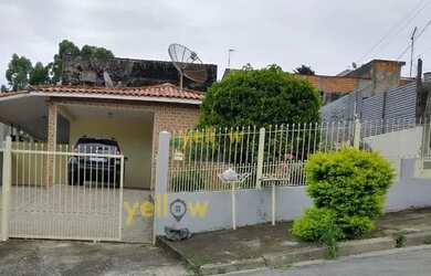 Imagem: A casa possui 2 Dormitórios, 2 Banheiros, 2 Vagas na garagem