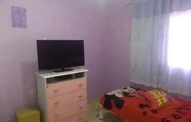 Imagem: A casa possui 2 Dormitórios, 2 Banheiros, 2 Vagas na garagem