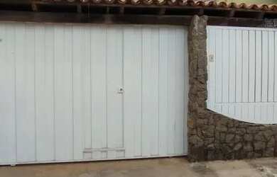 Imagem: A casa possui 3 Dormitórios, 2 Banheiros, 2 Vagas na garagem