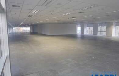 Imagem: O depósito possui 5 Vagas na garagem, 581m² de Área e está