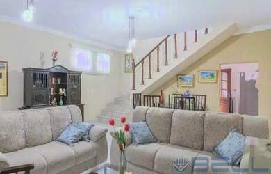 Imagem: A casa possui 3 Dormitórios, 2 Banheiros, 1 Vaga na garagem