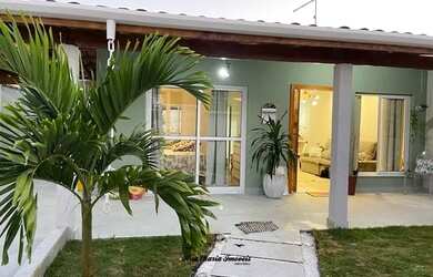 Imagem: A casa possui 4 Dormitórios, 5 Banheiros, 3 Vagas na garagem