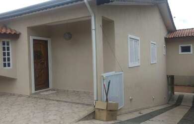 Imagem: A casa possui 3 Dormitórios, 2 Banheiros, 5 Vagas na garagem