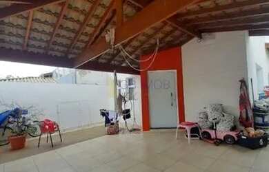 Imagem: A casa possui 3 Dormitórios, 2 Banheiros, 2 Vagas na garagem